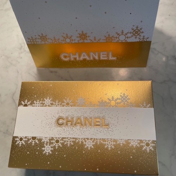 Chanel White & Gold Paper Gift box & Card - Picture 1 of 4